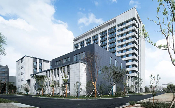 灰白色彩搭配 為校園增添雅致格調(diào).jpg